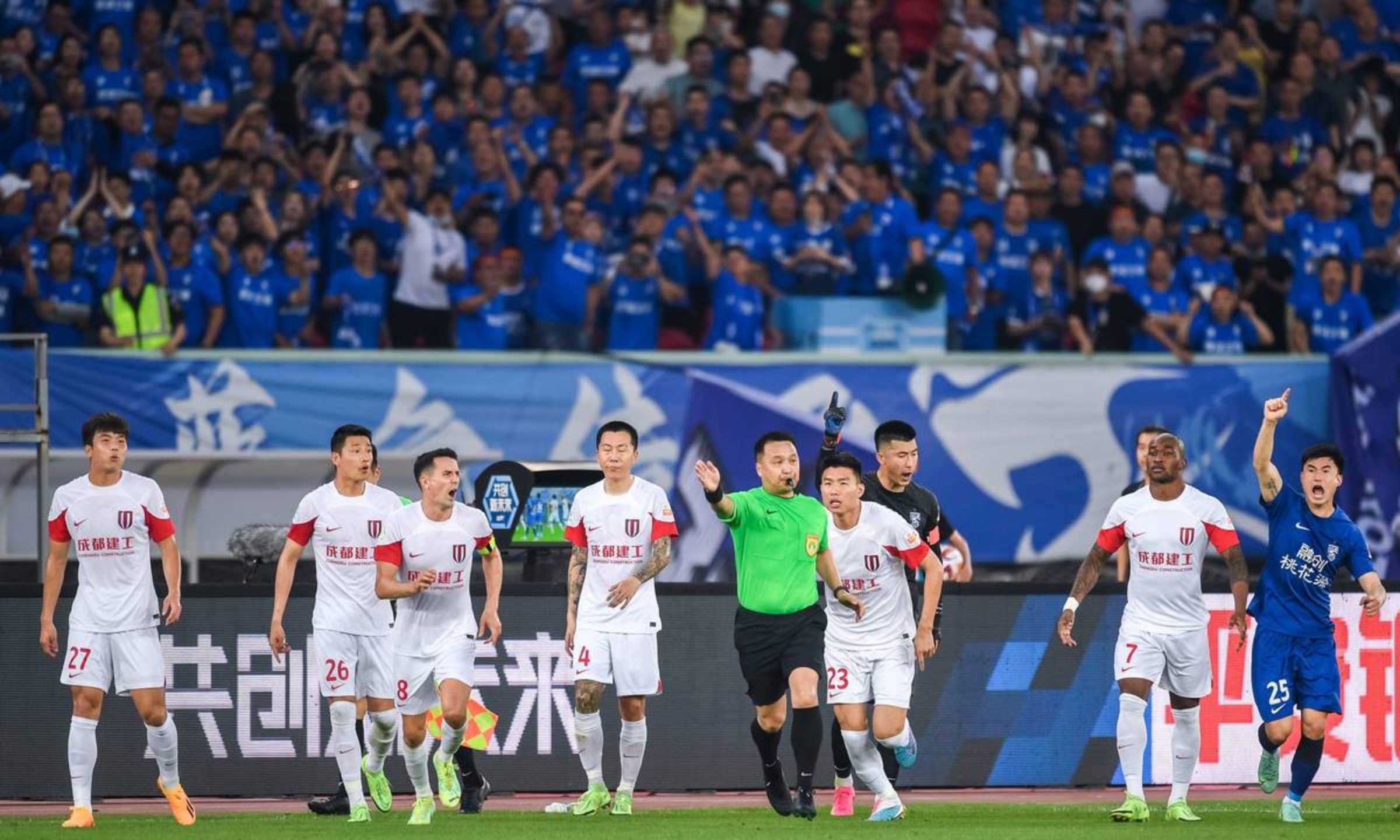 成都蓉城迎欧篮联关键赛，国际比赛日外线爆发，震撼外界，轮换策略成焦点的简单介绍爱游戏网页版登录入口